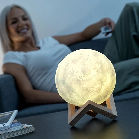 Зареждаща се LED лампа луната