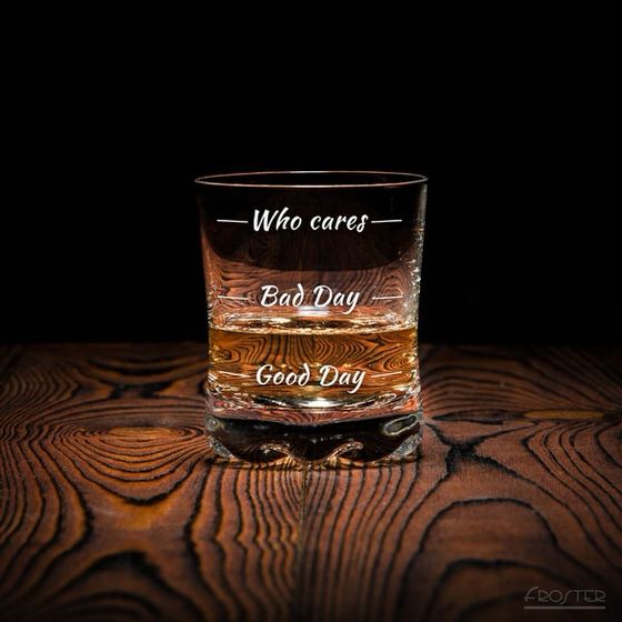 Чаша за уиски Кой с надпис Who cares