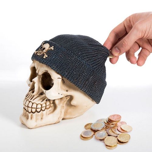 Касичка череп с пиратска шапка