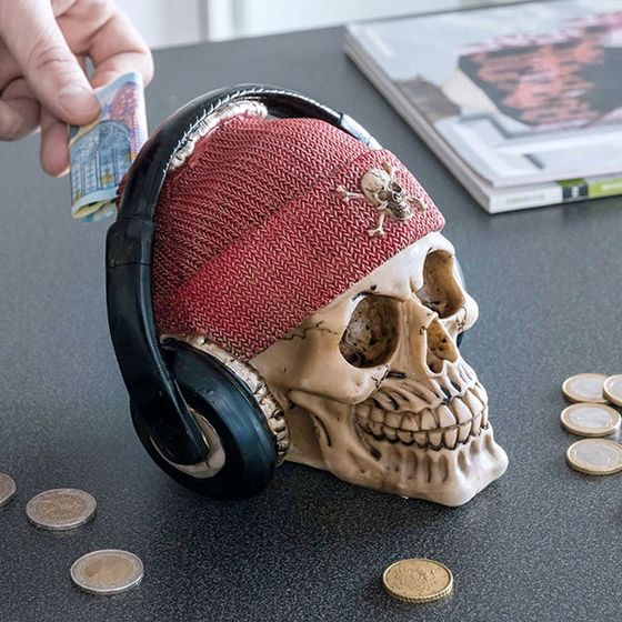 Касичка череп с пиратска шапка и слушалки