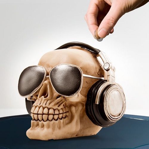 Касичка череп със слушалки